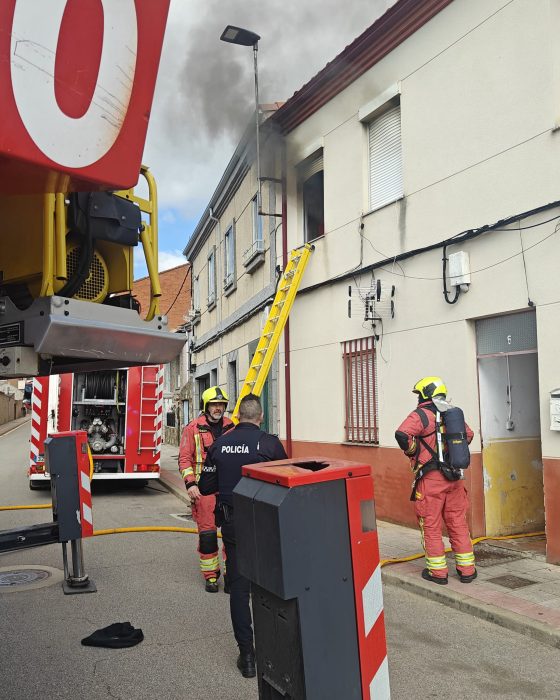 Los bomberos rescatan a un hombre de las llamas 1