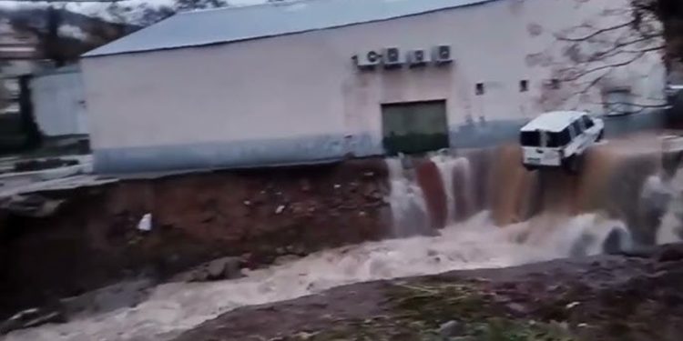 Una balsa rompe e inunda un pueblo