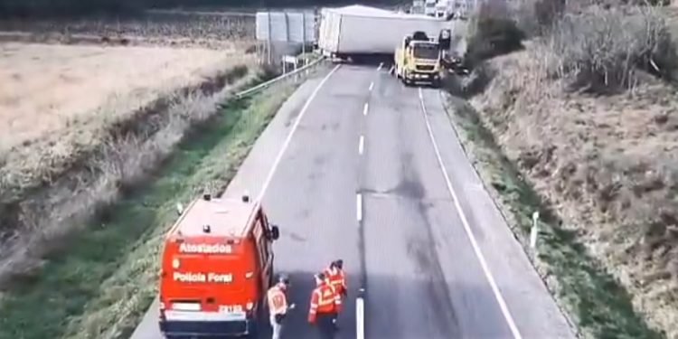 El choque de dos camiones provocó el corte de la carretera