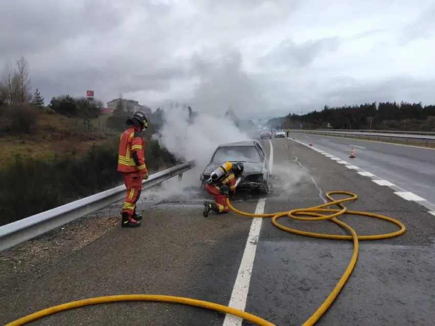 Un coche arde por completo en el Puerto del Manzanal 1