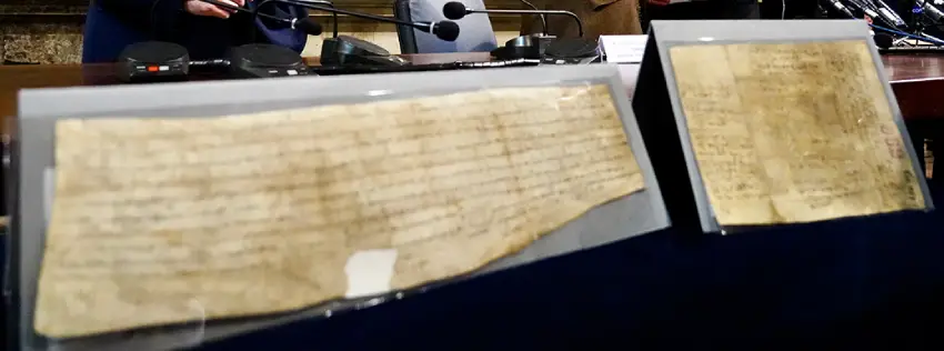 Dos documentos de más de mil años vuelven a la Catedral de León 1